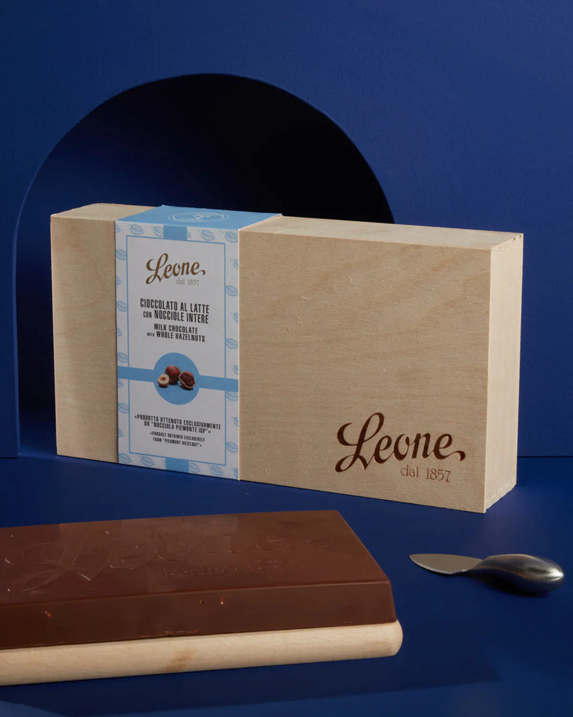 LEONE - Chocolate - Blocco 1Kg ciocc.latte 40% con nocciole